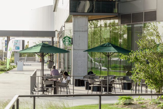 Café Starbucks - 250m